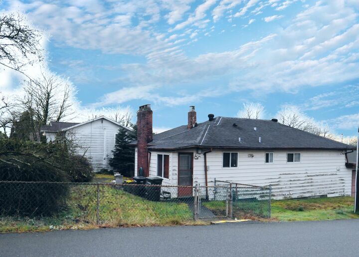 Property Photo:  855 Macdonald Avenue  BC V5C 4N3 
