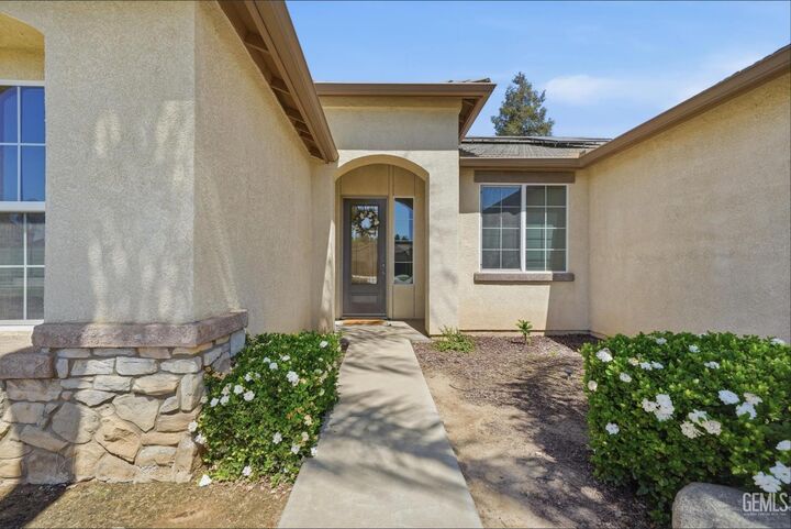 Property Photo:  7214 Sleepy Lagoon Drive  CA 93312 