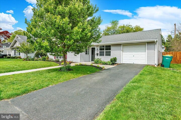 Property Photo:  130 Winding Way  PA 19067 