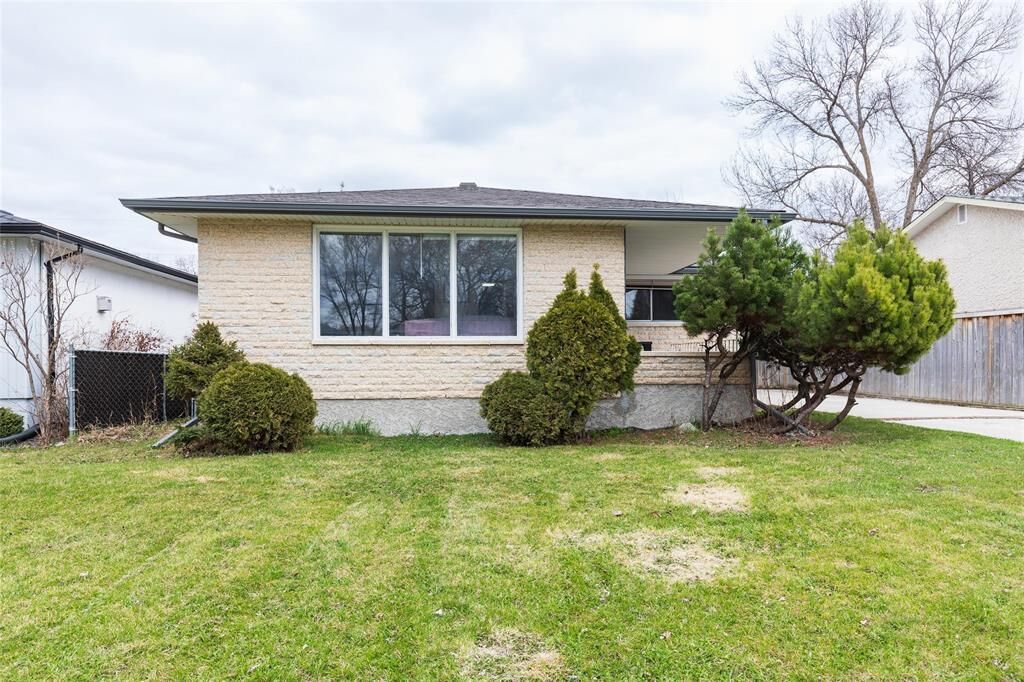 Property Photo:  837 Parkdale Street  MB R2Y 0X6 
