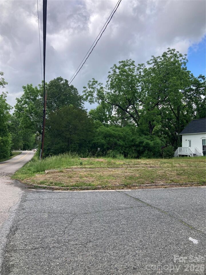 Property Photo:  610 S Yadkin Avenue S  NC 28159 