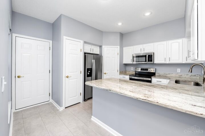 Property Photo: 5927 Castlewood Crossing OH 45150