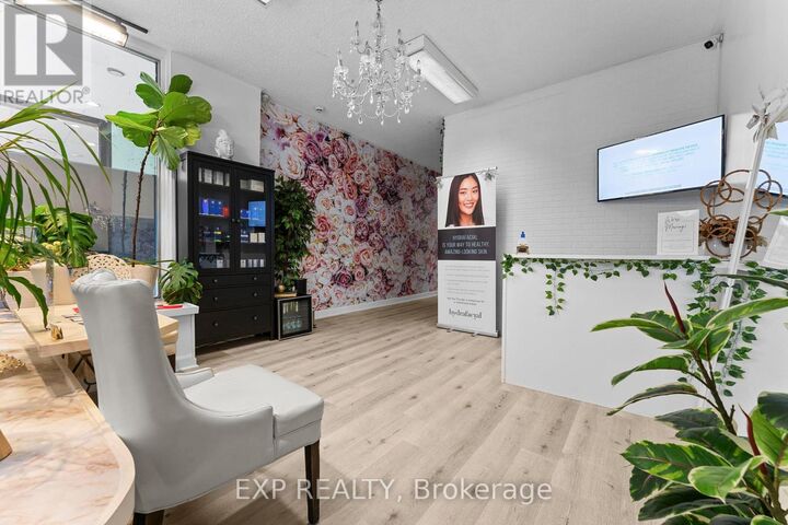 Property Photo:  213 Lakeshore Road East  ON L5G 1G5 