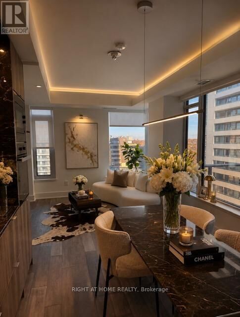 Property Photo:  11 Yorkville Avenue 1105  ON M4W 1L2 