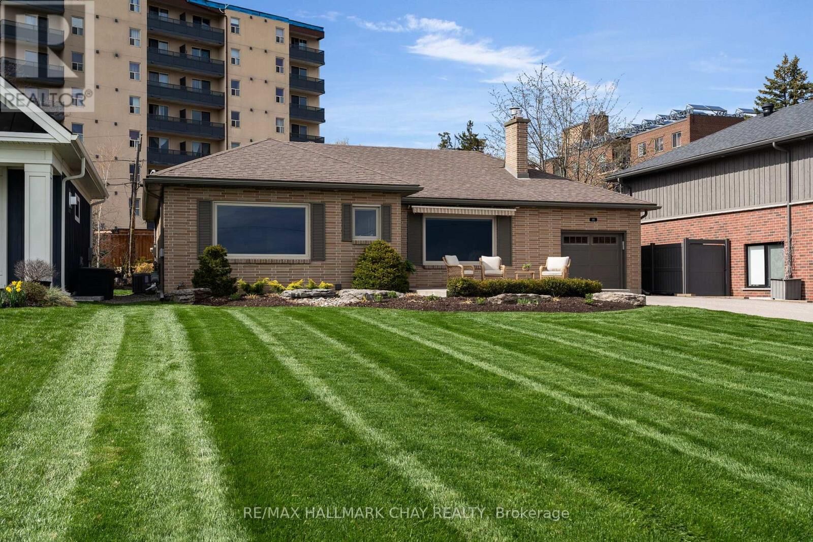 Property Photo:  68 Kempenfelt Drive  ON L4M 1C1 