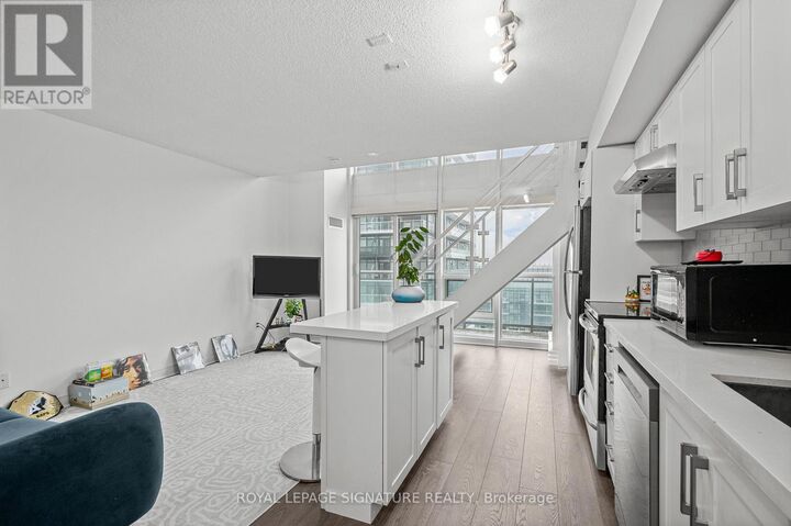 Property Photo:  155 Legion Road North 1511  ON M8Y 0A7 
