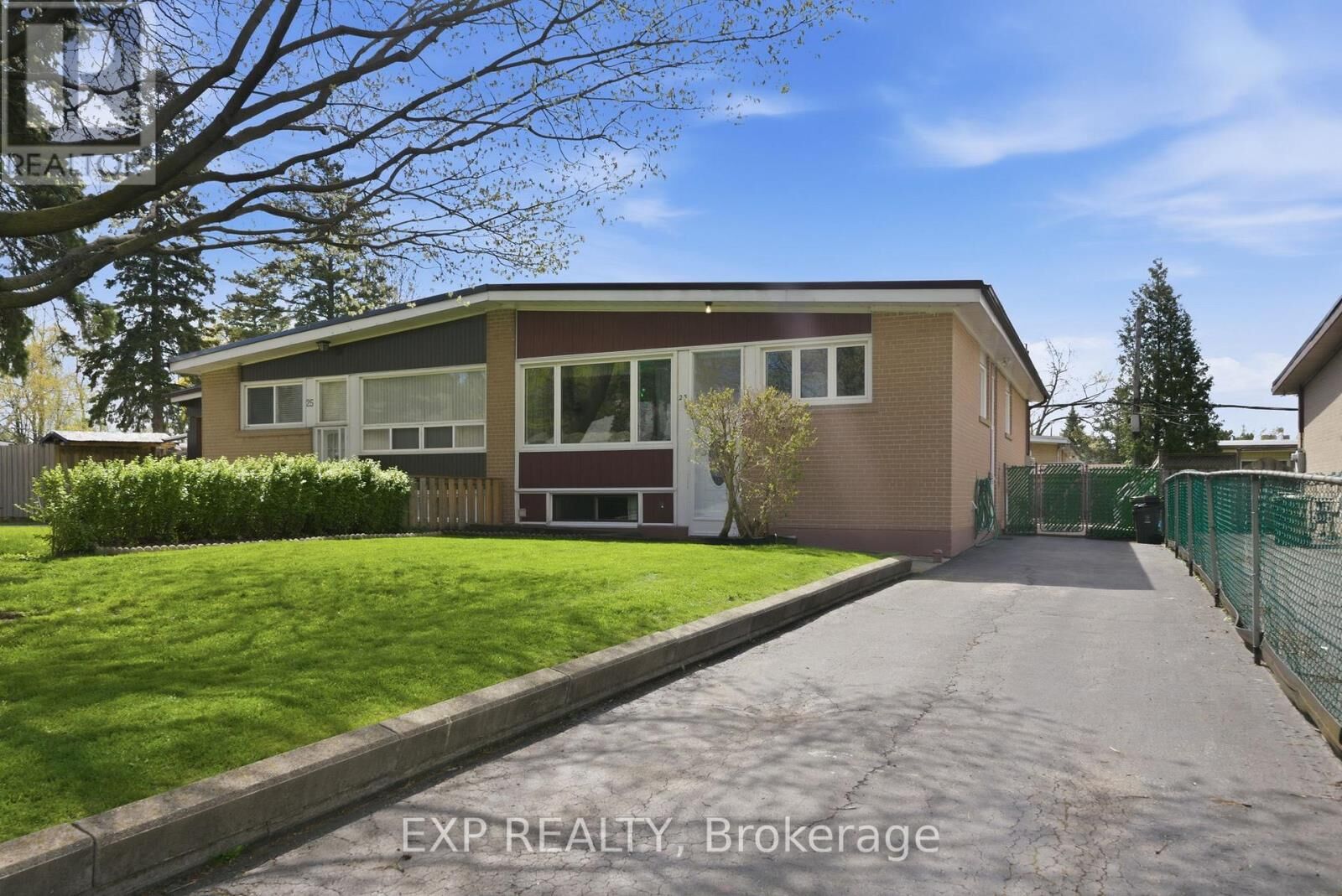 Property Photo:  23 Pynford Crescent  ON M3A 1W7 