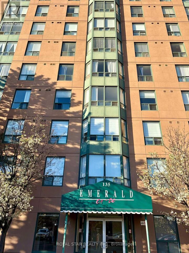 Property Photo:  135 Hillcrest Avenue 303  ON L5B 4B1 