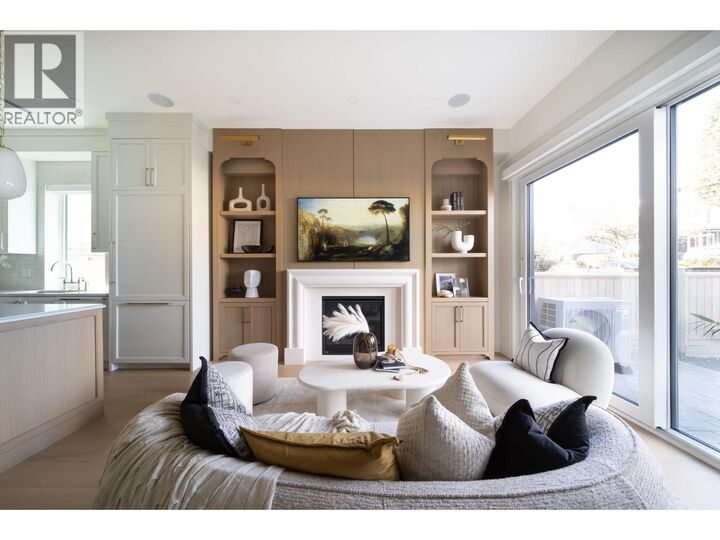 Property Photo:  864 East 16th Avenue 1  BC V5T 2V6 