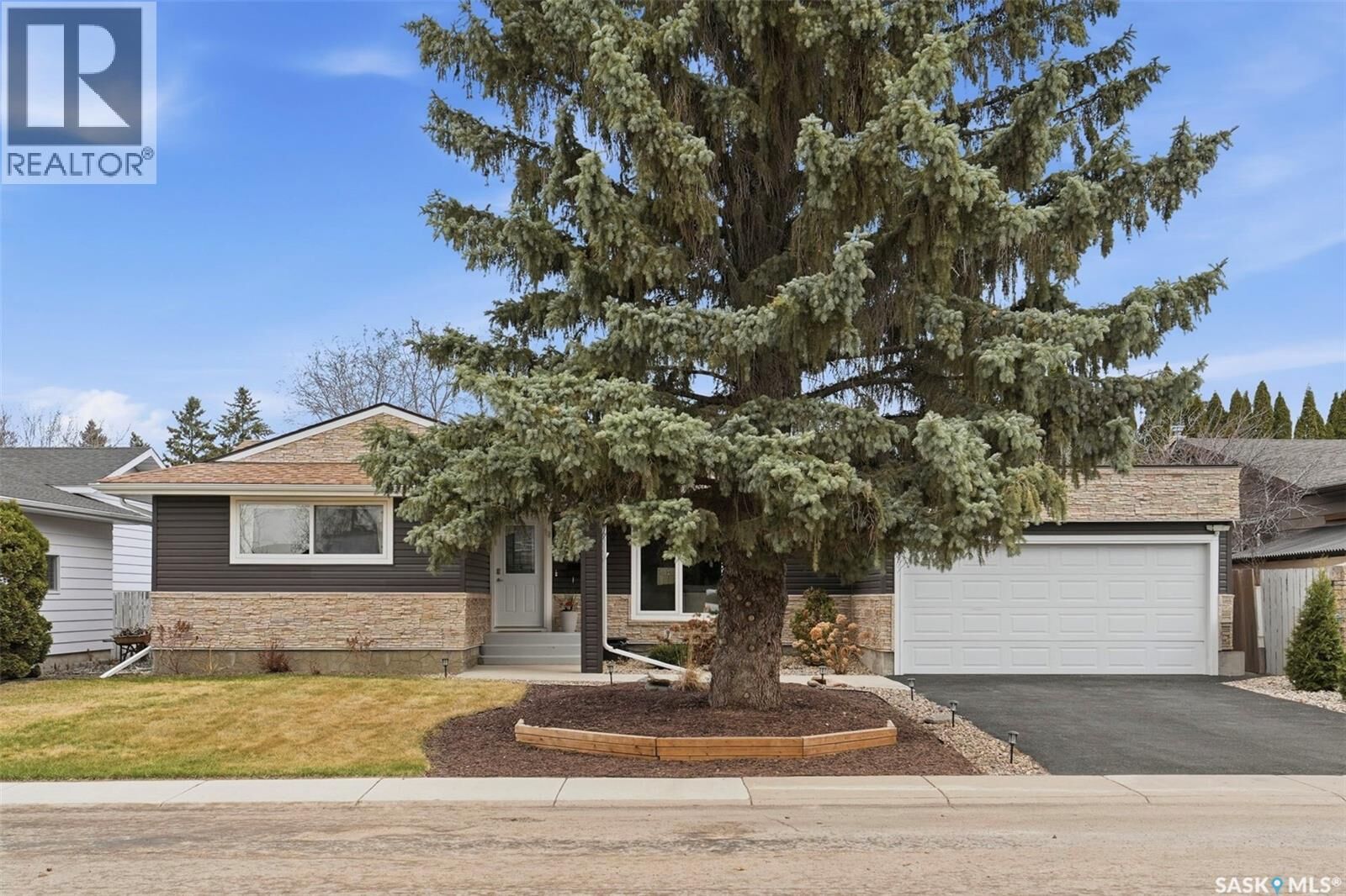 Property Photo:  411 Auld Crescent  SK S7H 4X2 