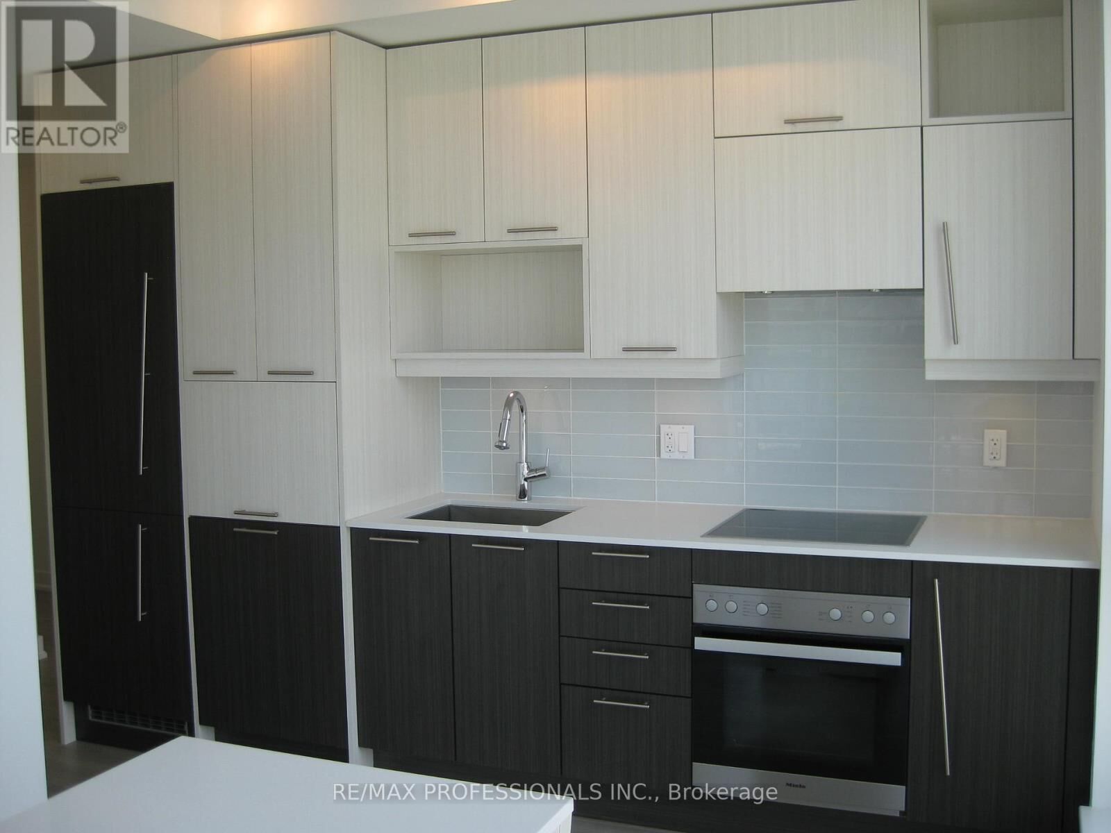 Property Photo:  199 Richmond Street West 1902  ON M5V 0H4 