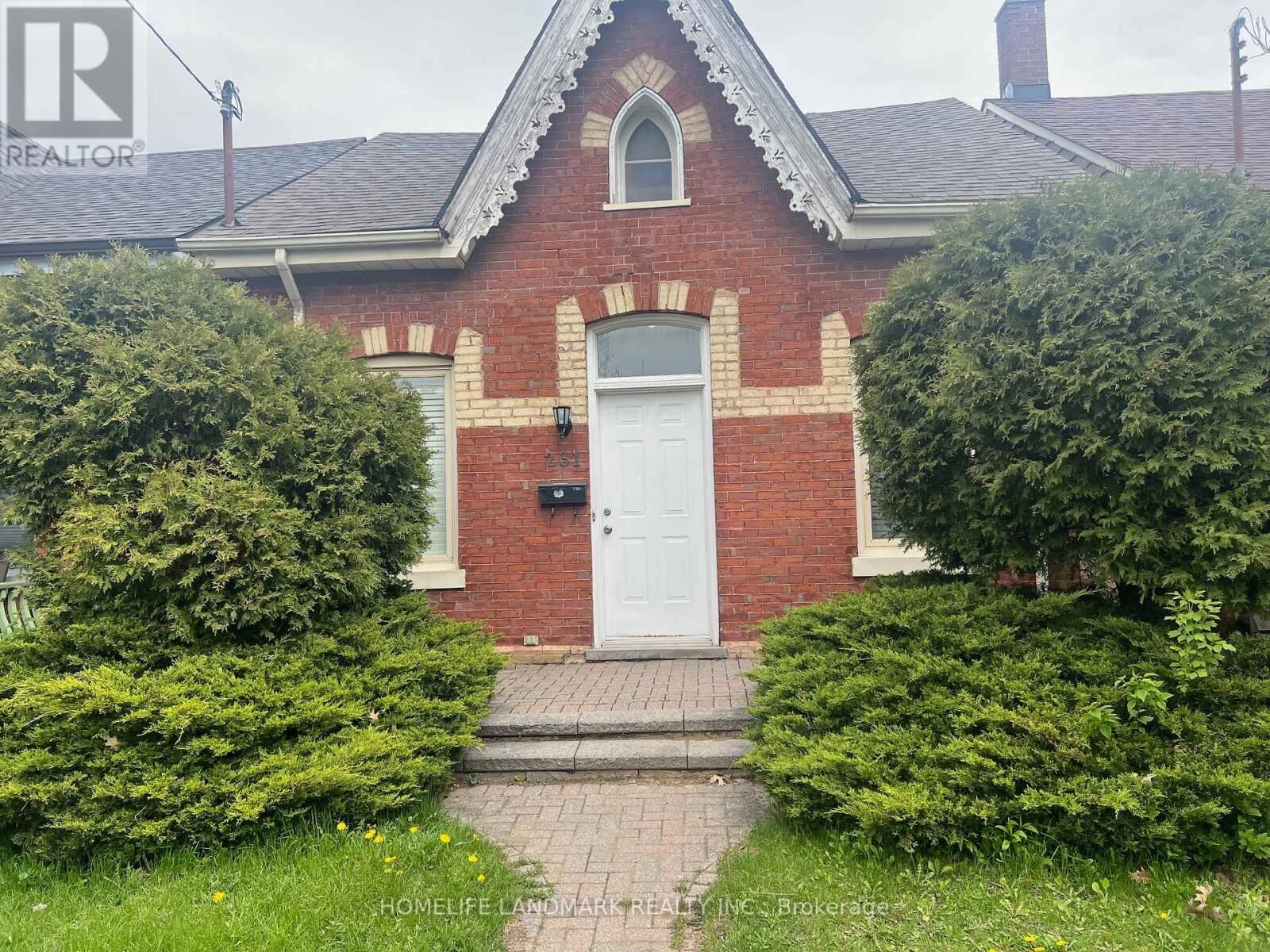 Property Photo:  231 Clinton Street  ON M6G 2Y4 