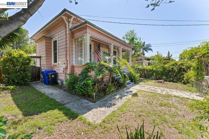 Property Photo: 1086 Delano St CA 94580