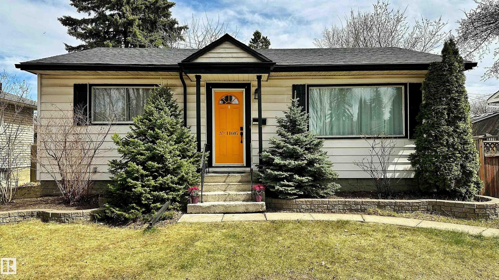 Property Photo:  11607 141 Street NW  AB T5M 1T7 