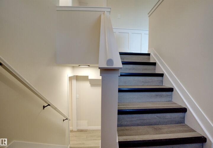 Property Photo:  18412 92 Avenue NW  AB T5T 2R2 