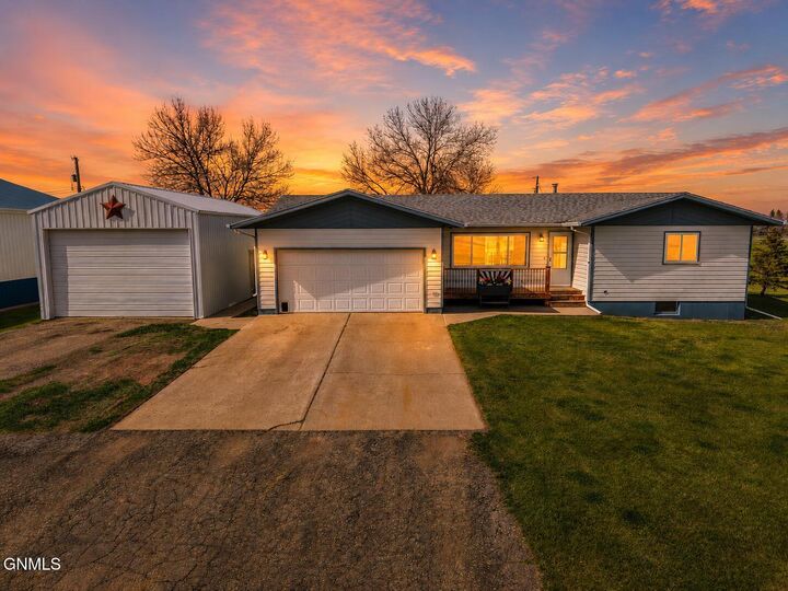 Property Photo:  309 North Avenue E  ND 58631 