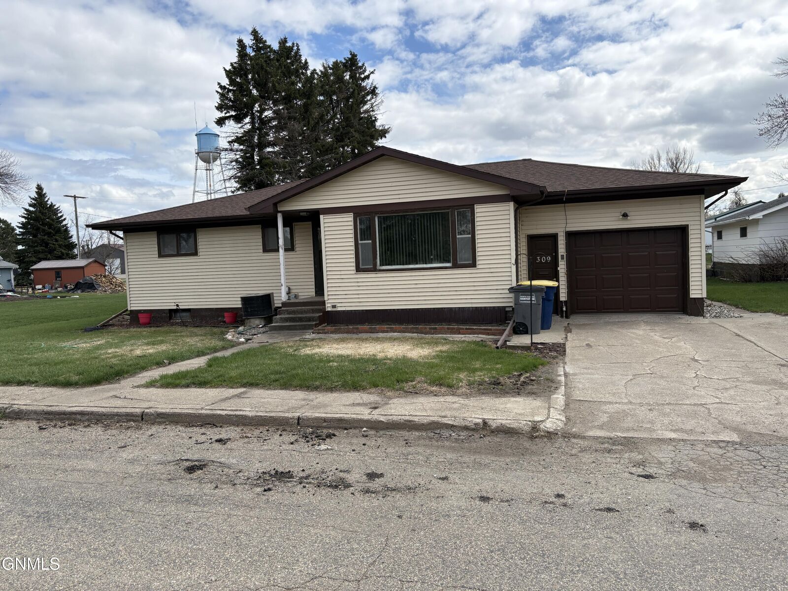 Property Photo:  309 7th Avenue N  ND 58433 