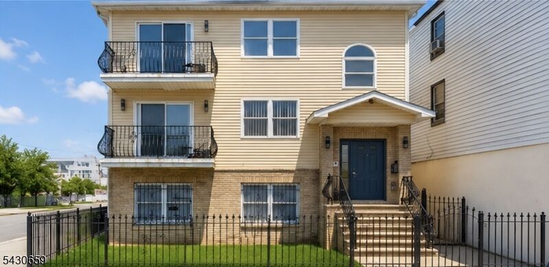 Property Photo:  272 Orange St  NJ 07103 
