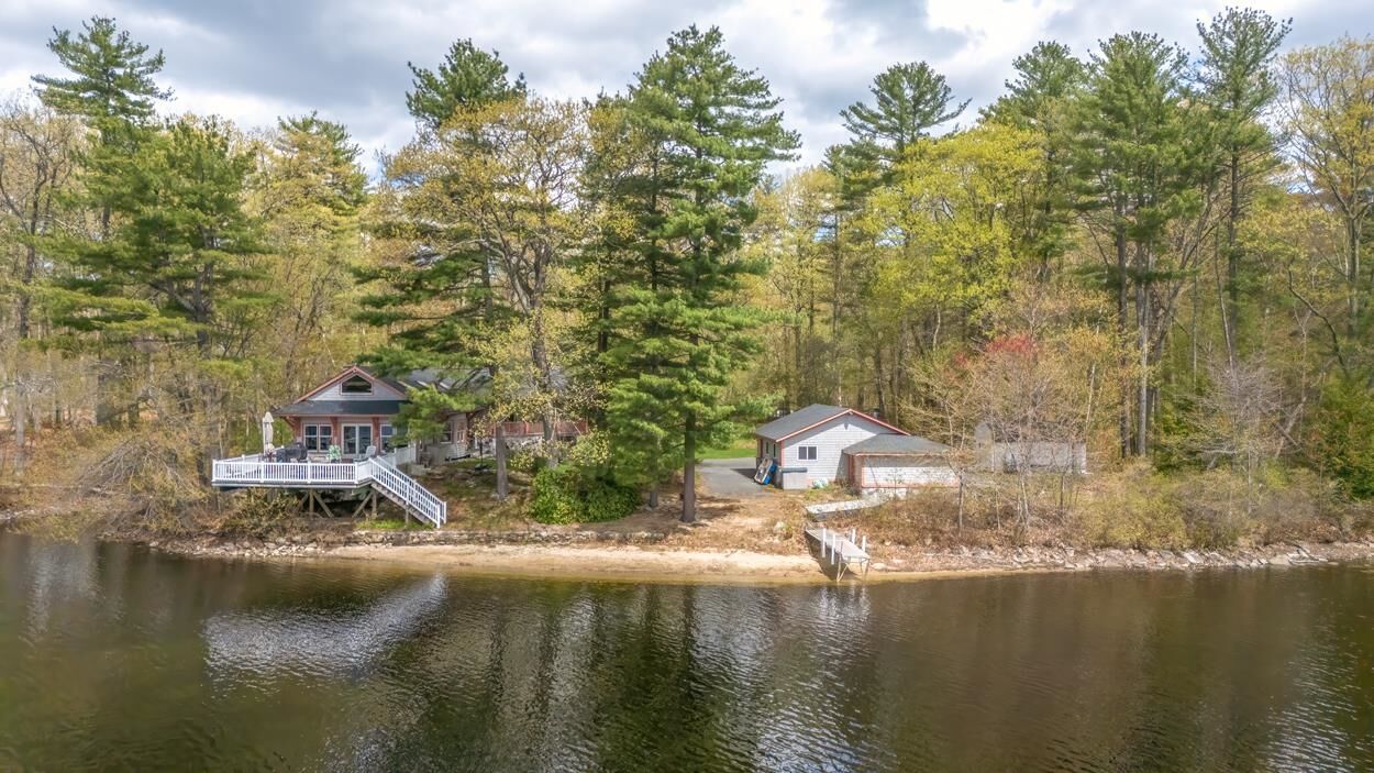 Property Photo:  21 Hinds Lane  NH 03076 