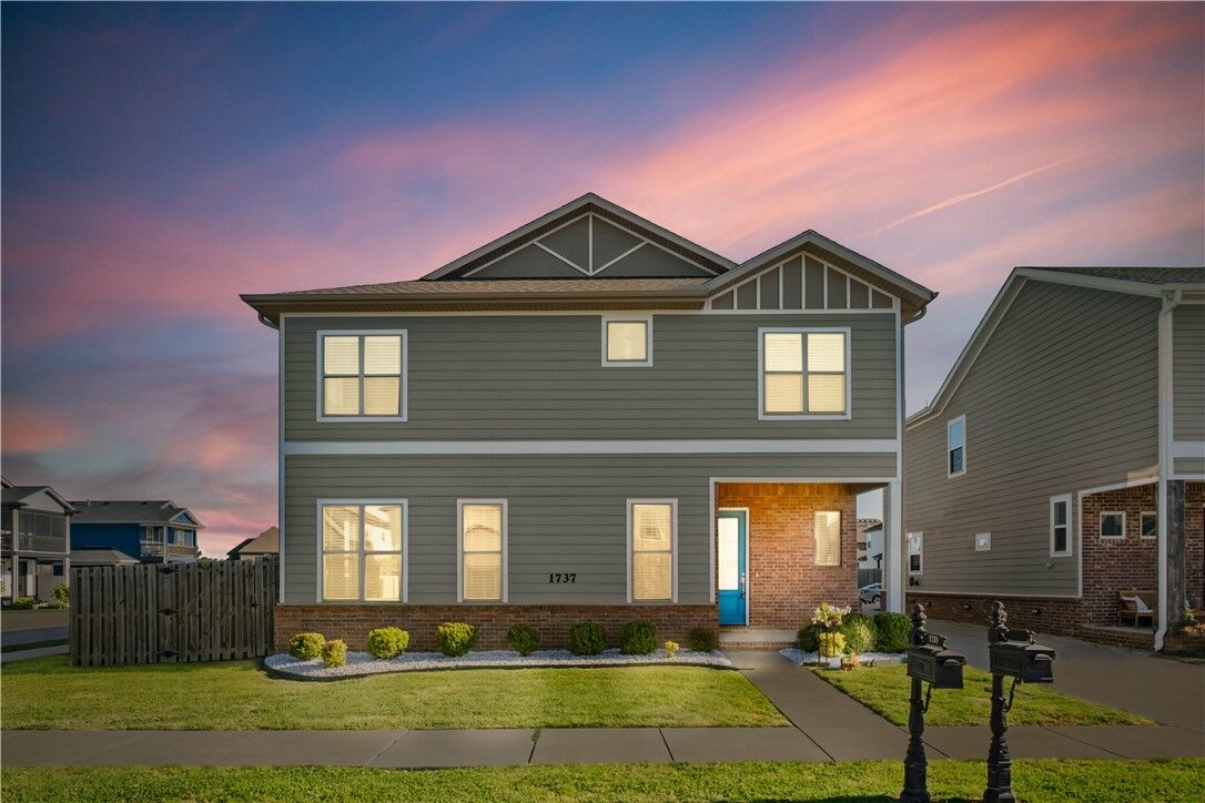 Property Photo:  1737 W Broadway Place  AR 72758 