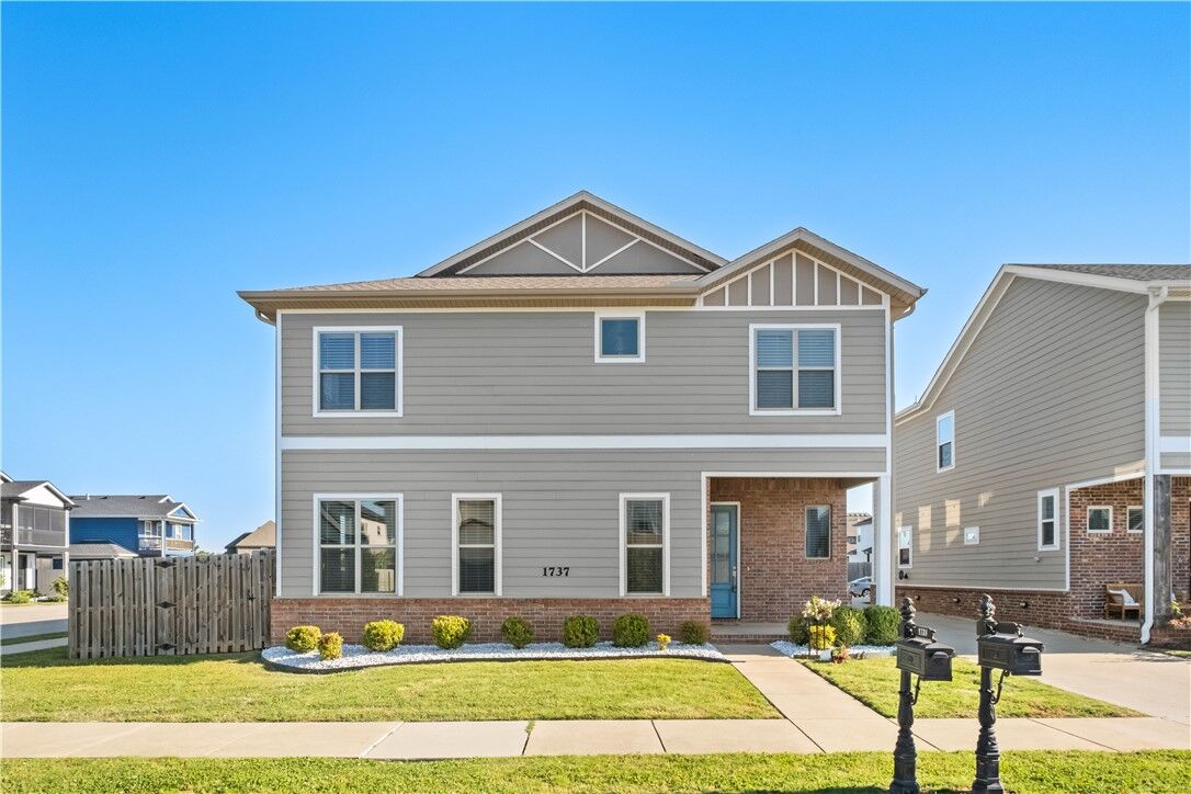 Property Photo: 1737 W Broadway Place AR 72758