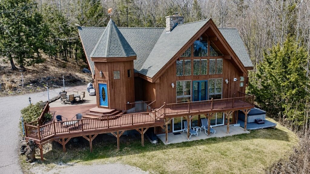 Property Photo:  20 Crest Ln  NH 03849 