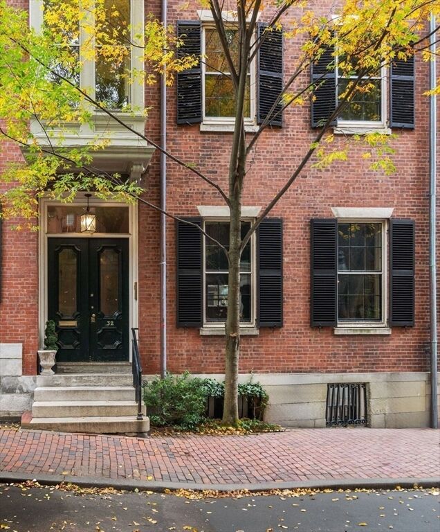 Property Photo:  32 Chestnut St 1  MA 02108 