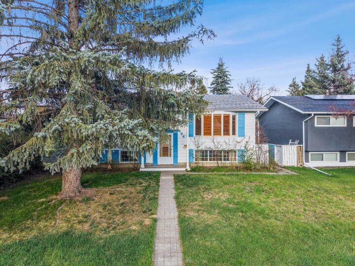 Property Photo:  444 Woodland Crescent SE  AB T2J 1J9 