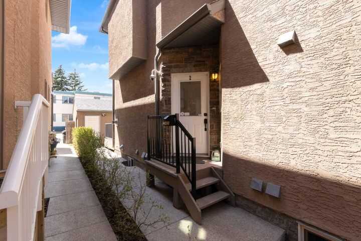 Property Photo:  3421 5 Avenue NW 2  AB T2N 0V5 