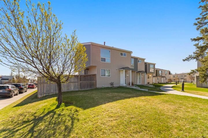 Property Photo:  5425 Pensacola Crescent SE 10  AB T2A 2G7 