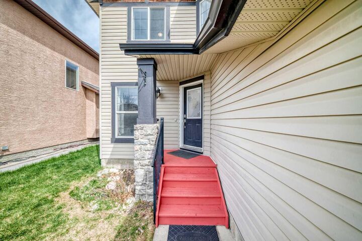 Property Photo:  18 Westbury Place SW  AB T3P 0B1 