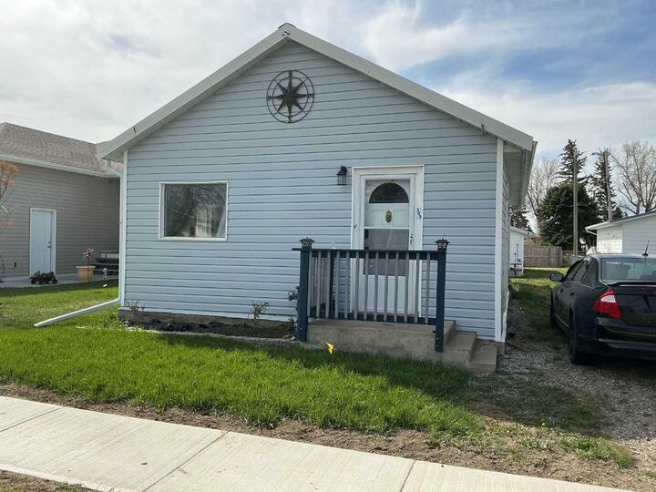 Property Photo:  309 52 Avenue W  AB T0L 0T0 