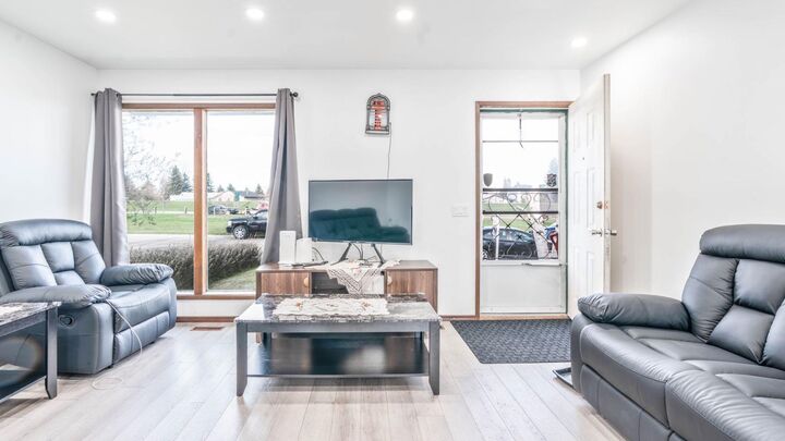 Property Photo:  379 Maitland Crescent NE  AB T2A 5T6 