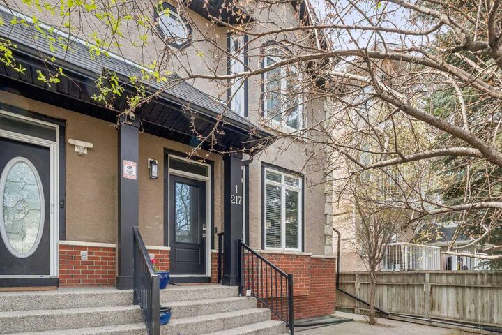 Property Photo:  217 17 Avenue NE 1  AB T2E 1L9 