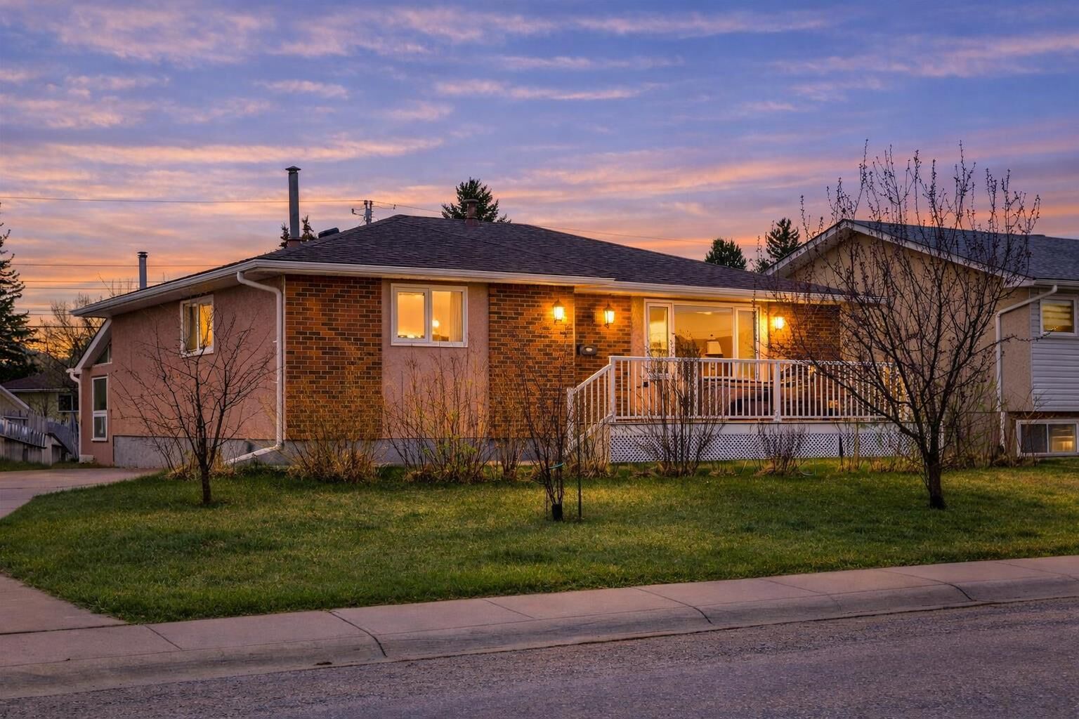 Property Photo:  247 Huntford Way NE  AB T2K 3Z9 