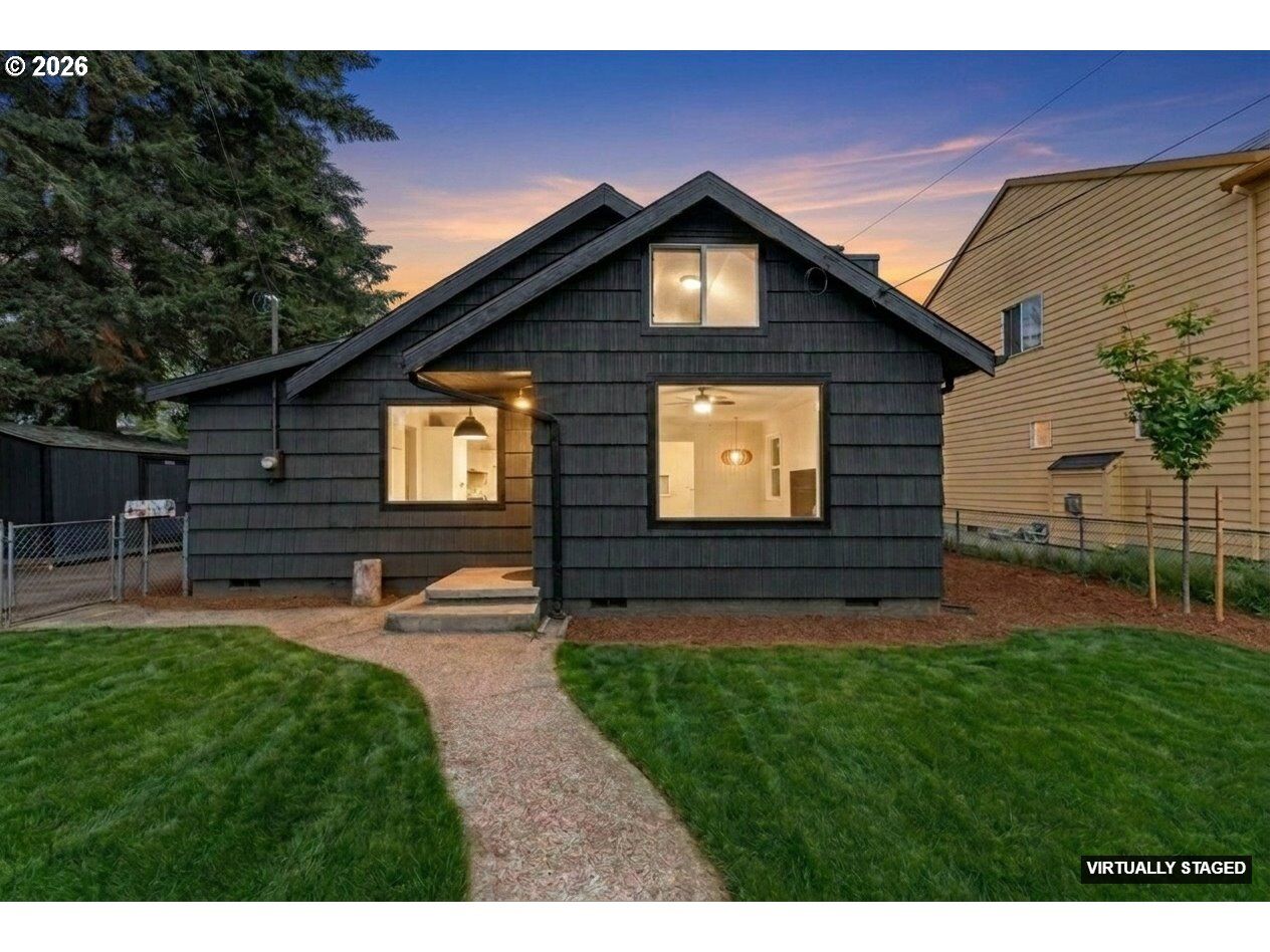 Property Photo: 7005 SE Lexington St OR 97206