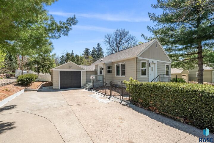 Property Photo:  213 E 32nd St  SD 57105 