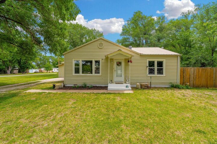 Property Photo:  320 N Poplar  KS 67039 