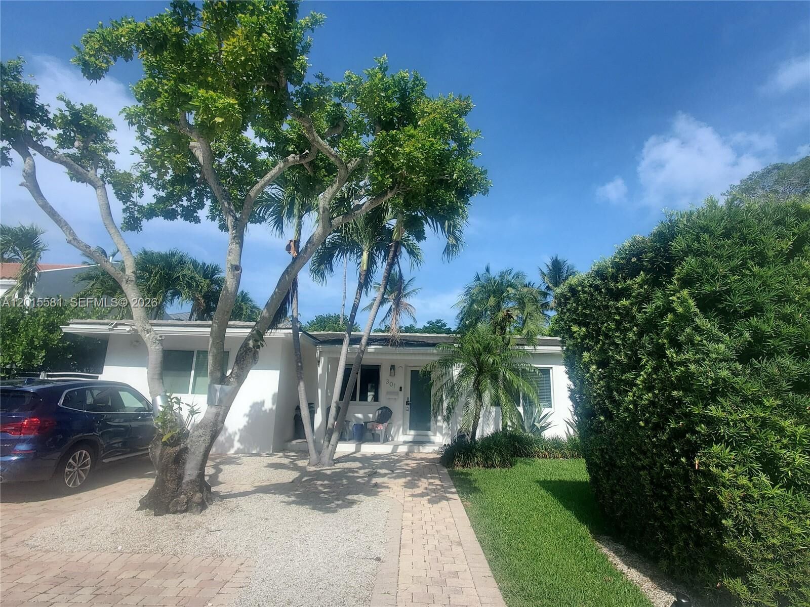 Property Photo: 301 Hampton Ln FL 33149
