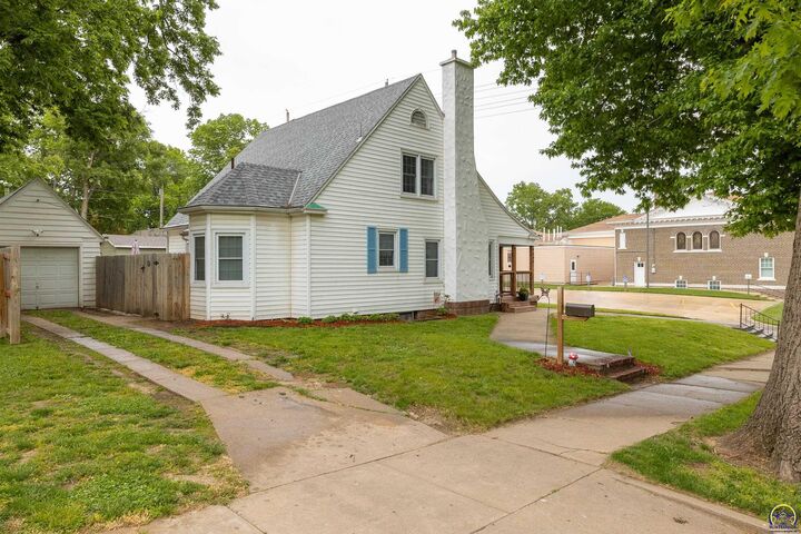 Property Photo:  906 W 6th St  KS 66547 