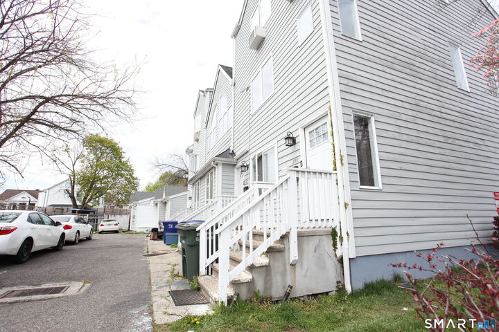 Property Photo:  
