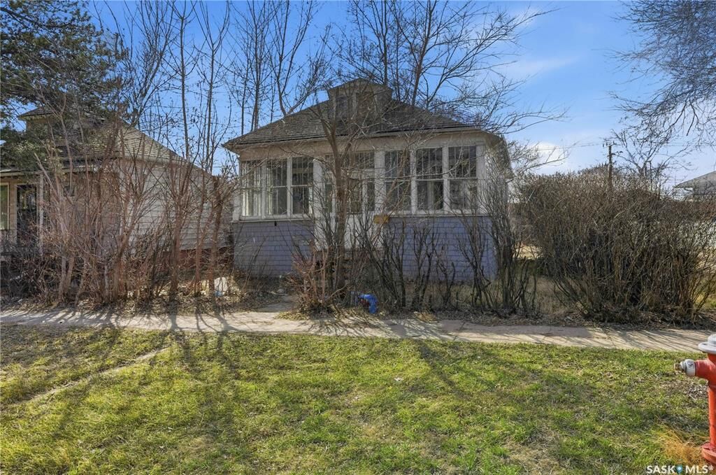 Property Photo: 1284 3rd Avenue NE SK S6H 1G3