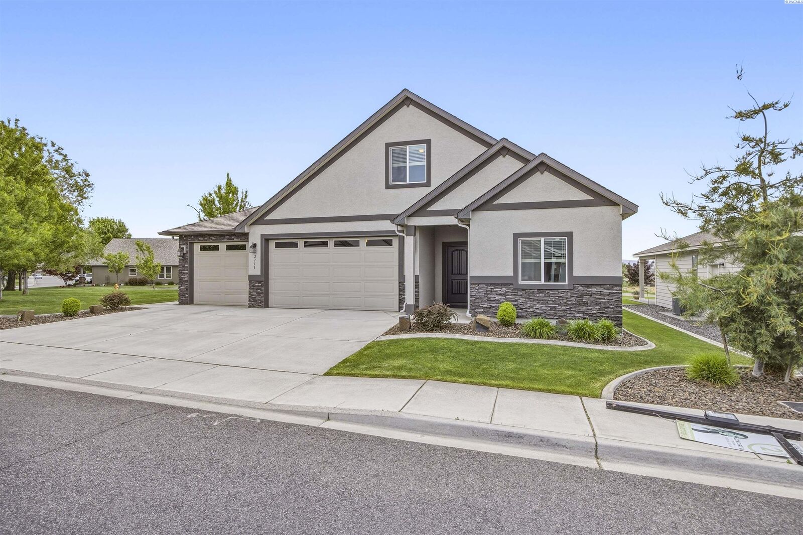 Property Photo:  2713 Torrey Pines Way  WA 99354 