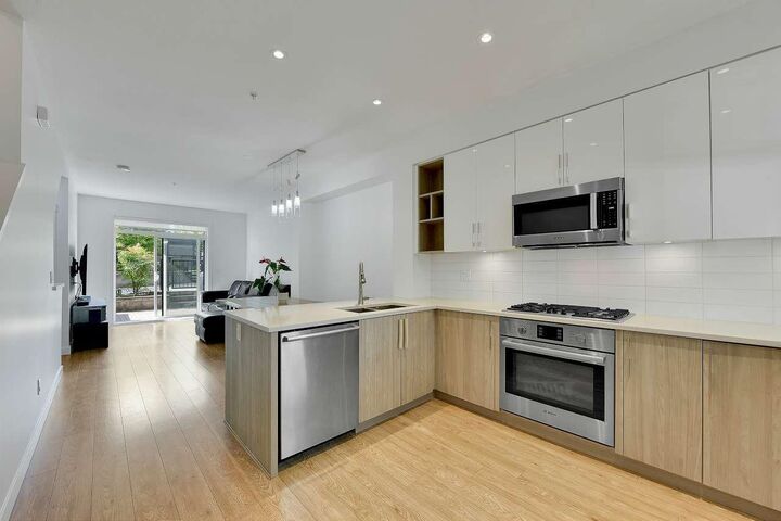 Property Photo:  7039 Macpherson Avenue 6  BC V5J 4N4 