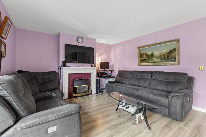 Property Photo: 32821 6 Avenue 11 BC V2V 6L1