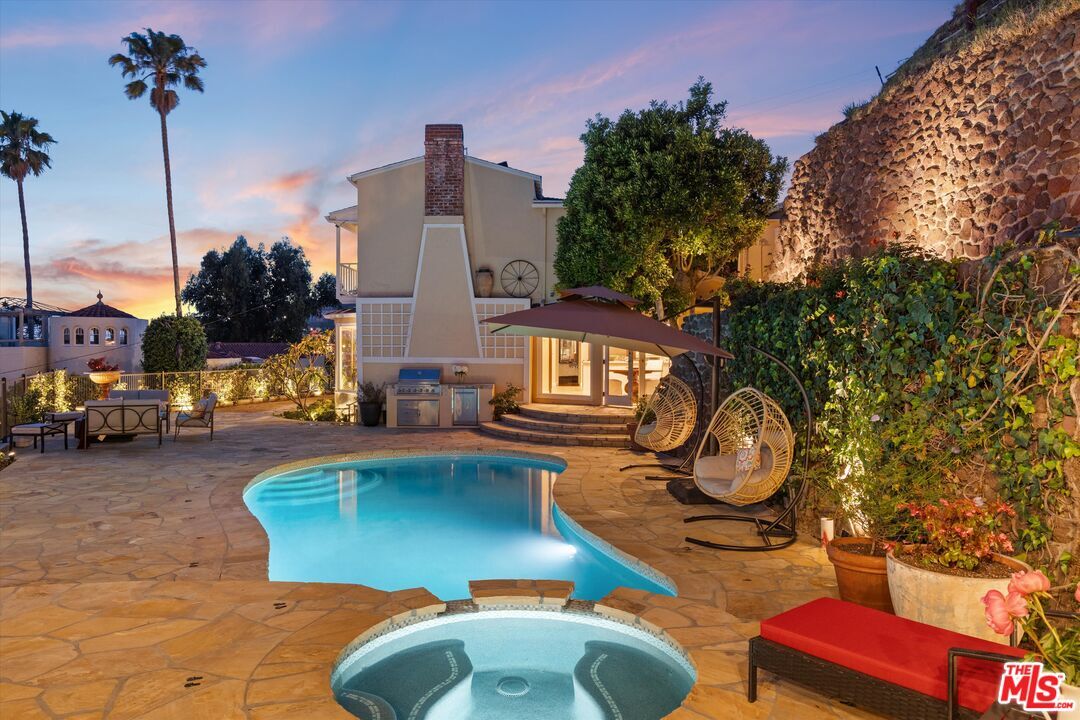 Property Photo: 7965 Fareholm Dr CA 90046