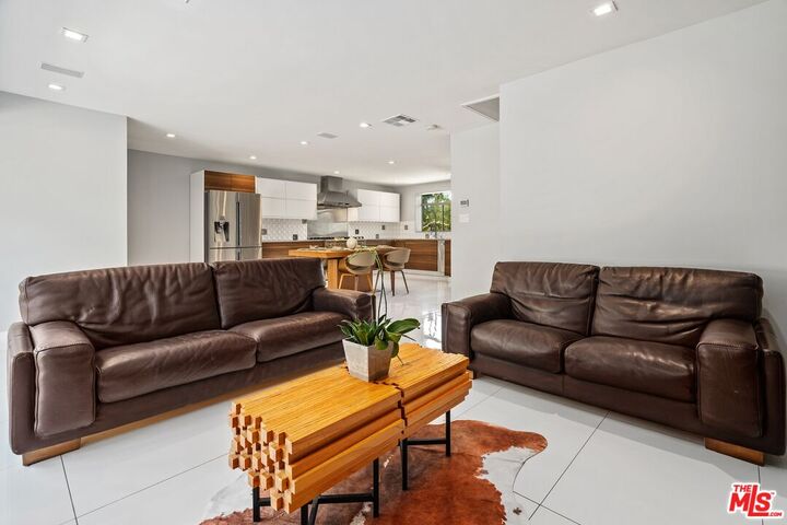 Property Photo:  22263 Buena Ventura St  CA 91364 