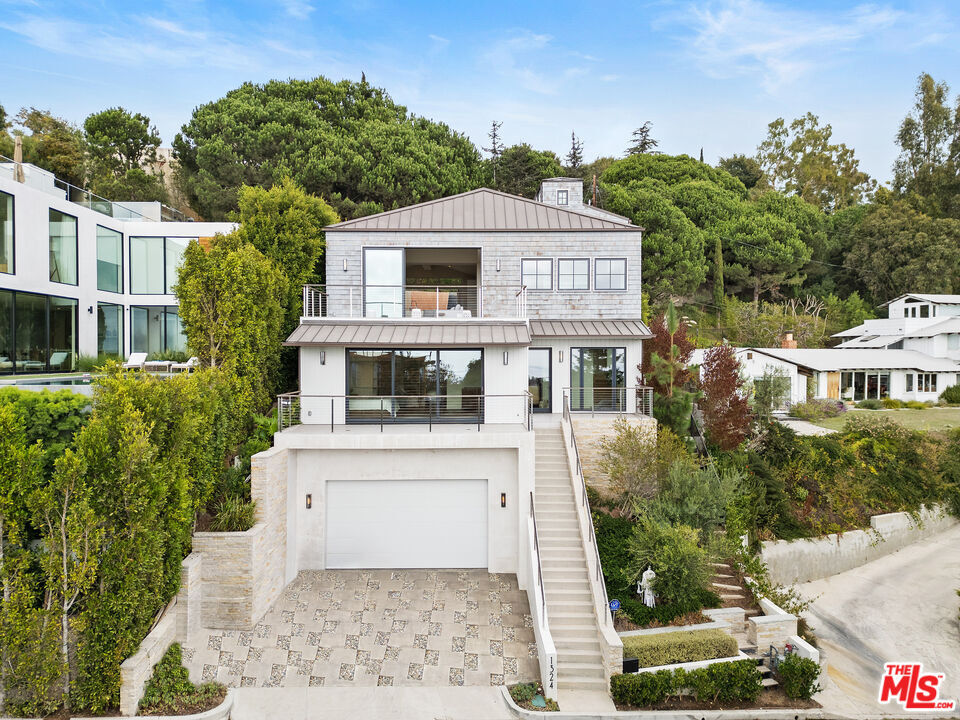Property Photo:  1324 Monument St  CA 90272 