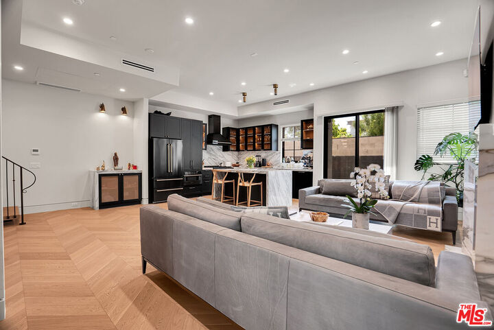 Property Photo:  652 Huntley Dr  CA 90069 