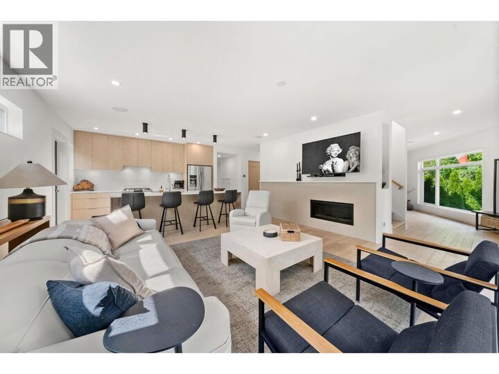 Property Photo:  2025 Mackay Avenue  BC V7P 2M8 